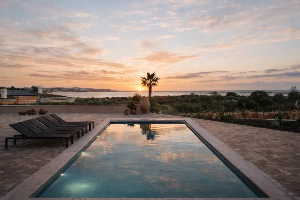 Wohnen direkt am Meer und am Golfplatz: Wo Architektur die Ria de Alvor umarmt, Palmares – Lagos